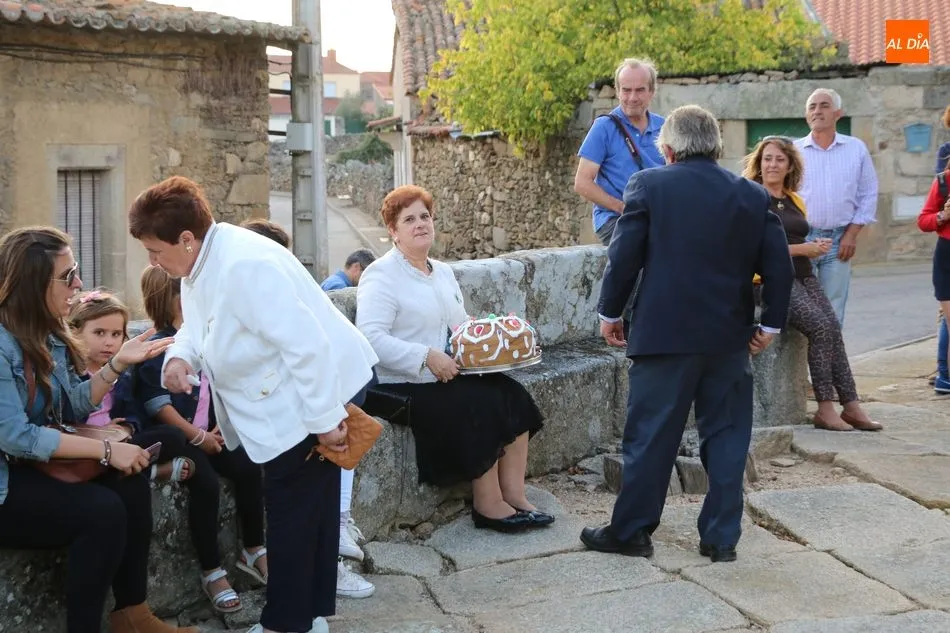 Foto 9 - Las Madrinas de Bogajo ofrendan al Ni&ntilde;o Jes&uacute;s dos roscas y dos ramos de melapios  