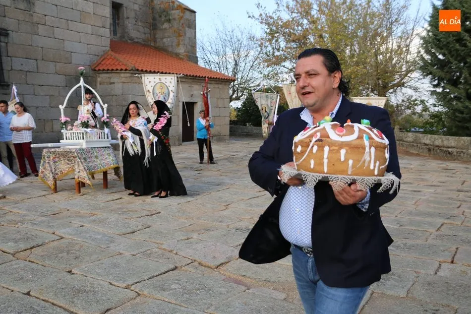 Foto 8 - Las Madrinas de Bogajo ofrendan al Ni&ntilde;o Jes&uacute;s dos roscas y dos ramos de melapios  