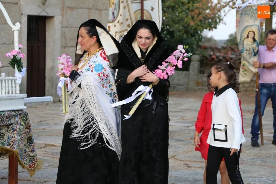 Foto 6 - Las Madrinas de Bogajo ofrendan al Ni&ntilde;o Jes&uacute;s dos roscas y dos ramos de melapios  