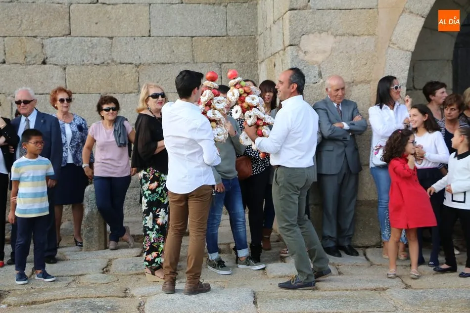 Foto 5 - Las Madrinas de Bogajo ofrendan al Ni&ntilde;o Jes&uacute;s dos roscas y dos ramos de melapios  