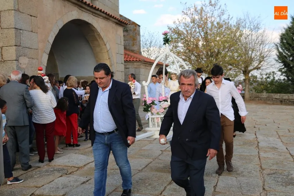 Foto 4 - Las Madrinas de Bogajo ofrendan al Ni&ntilde;o Jes&uacute;s dos roscas y dos ramos de melapios  