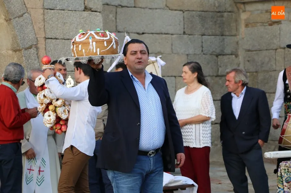 Foto 3 - Las Madrinas de Bogajo ofrendan al Ni&ntilde;o Jes&uacute;s dos roscas y dos ramos de melapios  