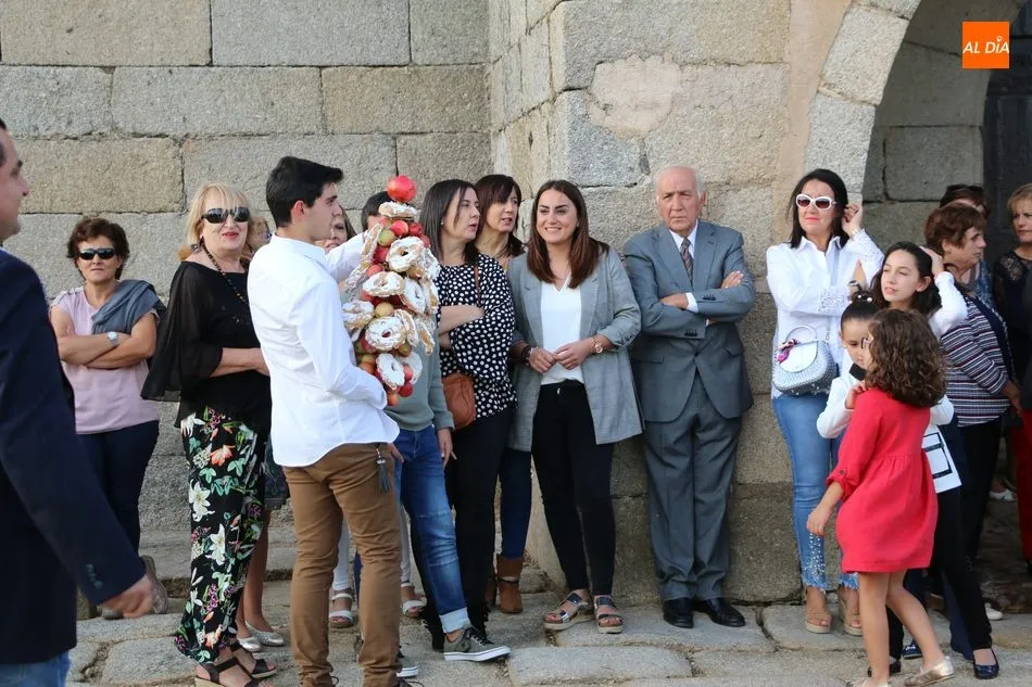 Foto 2 - Las Madrinas de Bogajo ofrendan al Ni&ntilde;o Jes&uacute;s dos roscas y dos ramos de melapios  