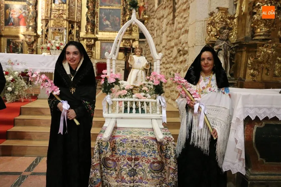 Las Madrinas de Bogajo ofrendan al Niño Jesús dos roscas y dos ramos de melapios  