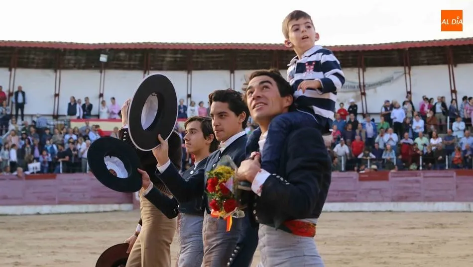 Domingo López Chaves, junto a los tres alumnos de la Escuela Taurina de la Diputación de Salamanca llevando a Pedro, uno de los integrantes de Aerscyl. Foto de Miguel Hernández
