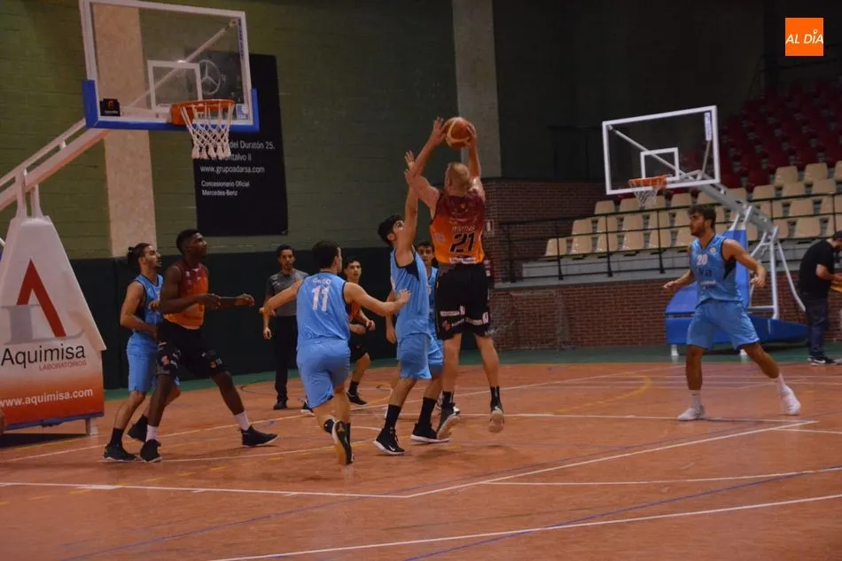 Un tiro en suspensión durante el choque / Lydia González