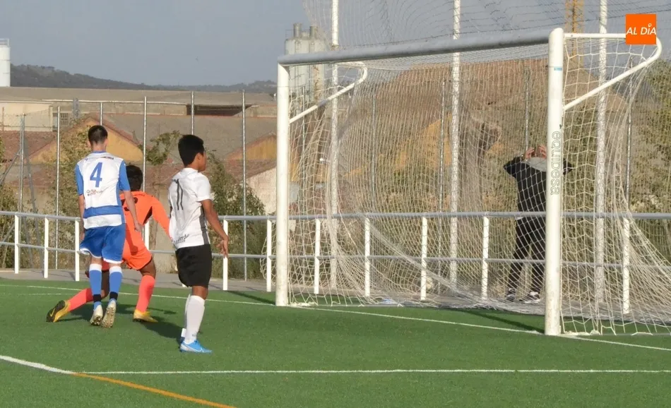 Foto 11 - #M [12|13 OCT] El Ciudad Rodrigo Juvenil se estrena en medio de un vendaval y jugando 59&rsquo; con 10  