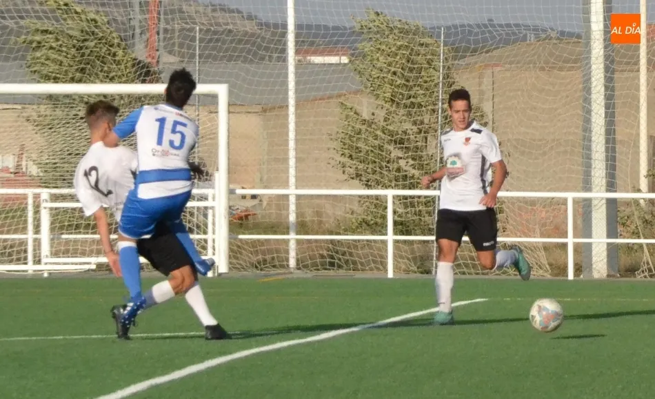 Foto 10 - #M [12|13 OCT] El Ciudad Rodrigo Juvenil se estrena en medio de un vendaval y jugando 59&rsquo; con 10  