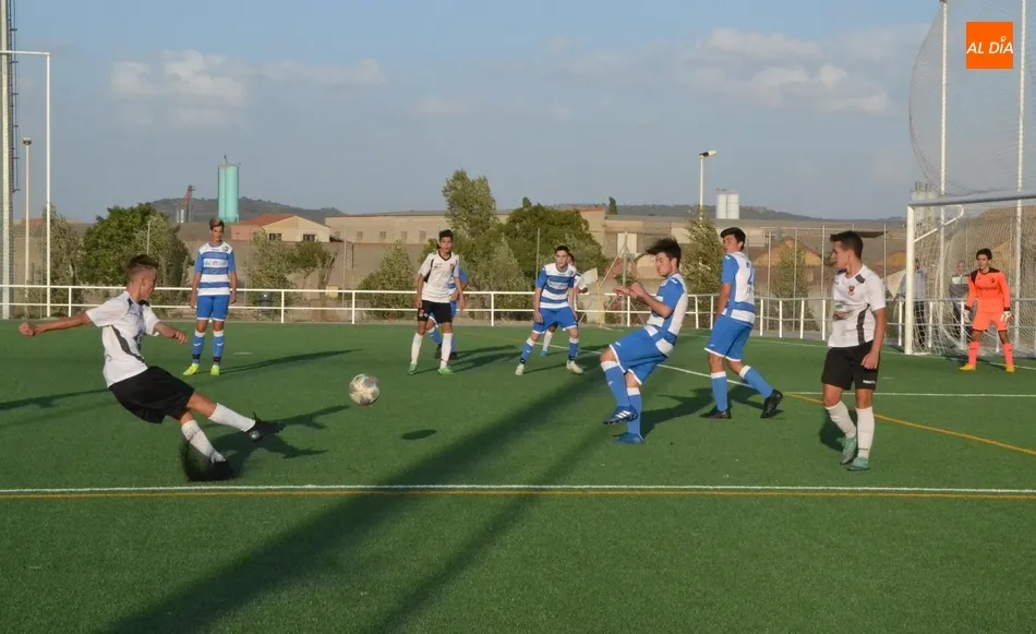 Foto 3 - #M [12|13 OCT] El Ciudad Rodrigo Juvenil se estrena en medio de un vendaval y jugando 59&rsquo; con 10  