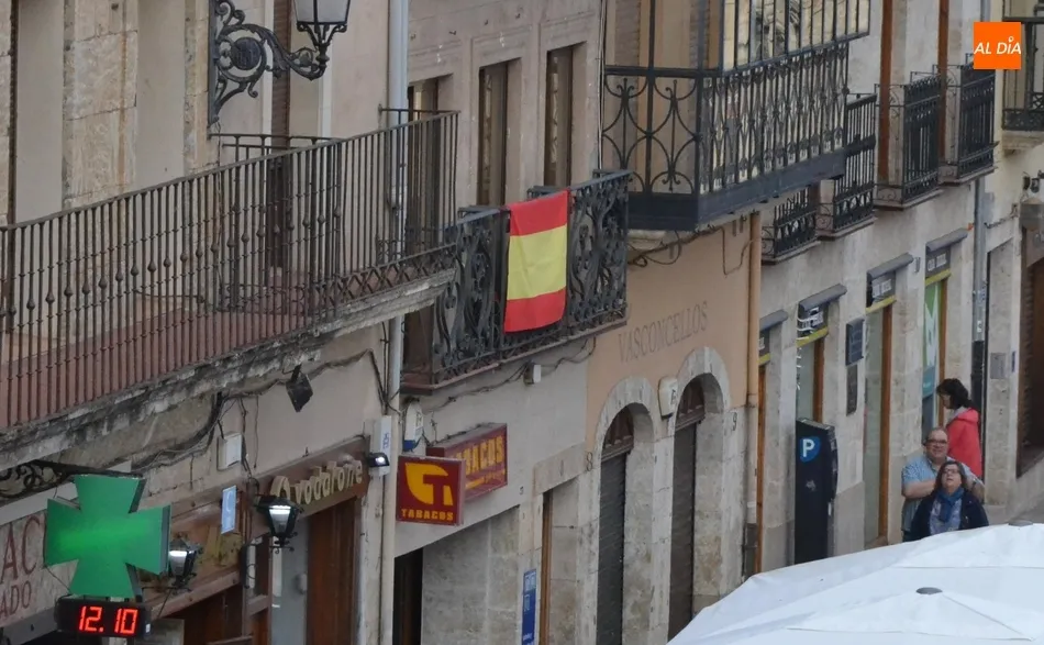 Foto 2 - Banderas de Espa&ntilde;a engalanan balcones de Mir&oacute;briga con motivo del D&iacute;a de la Fiesta Nacional  