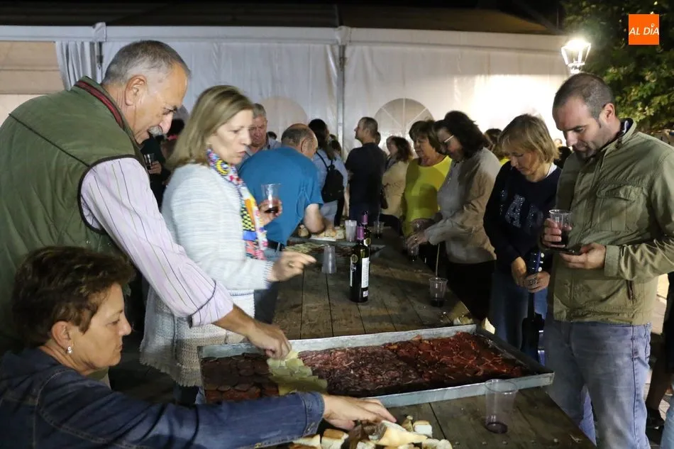Hasta 18 badejas con lomo, chorizo, salchichón y queso para degustar con el vino Dehesa de Ituero / CORRAL