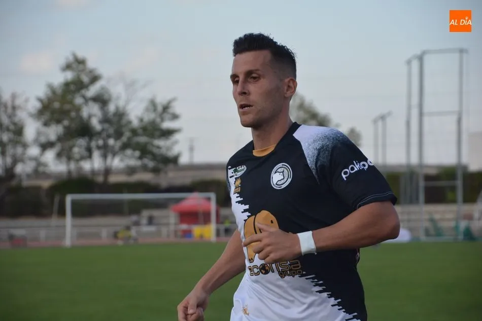 Foto 11 - Ayoze se eleva por encima de todos para salvar a Unionistas del Tudelano (1-1)