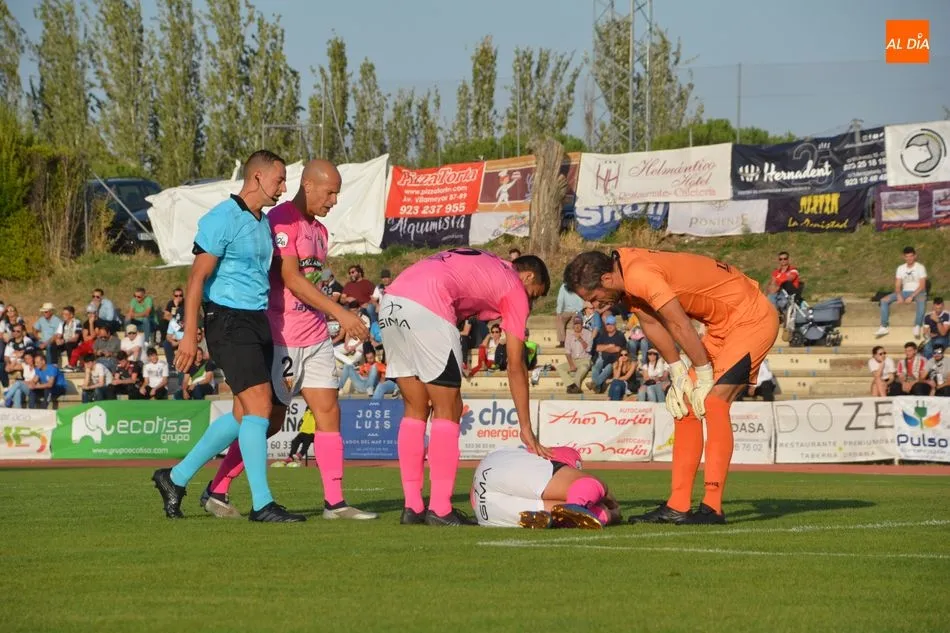 Foto 10 - Ayoze se eleva por encima de todos para salvar a Unionistas del Tudelano (1-1)