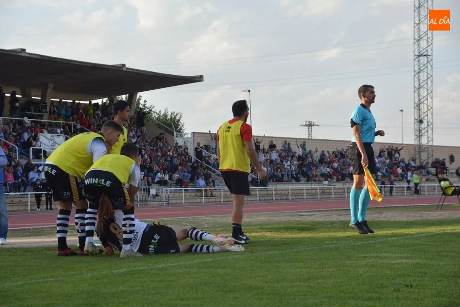 Foto 9 - Ayoze se eleva por encima de todos para salvar a Unionistas del Tudelano (1-1)