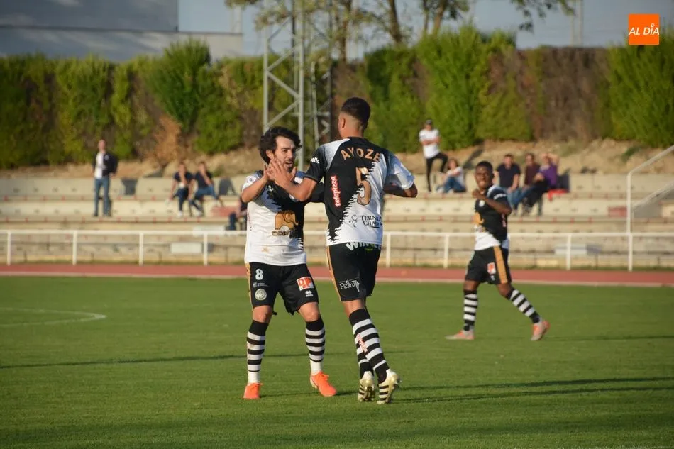 Foto 7 - Ayoze se eleva por encima de todos para salvar a Unionistas del Tudelano (1-1)