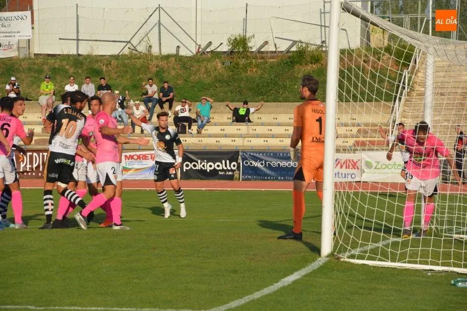 Foto 6 - Ayoze se eleva por encima de todos para salvar a Unionistas del Tudelano (1-1)