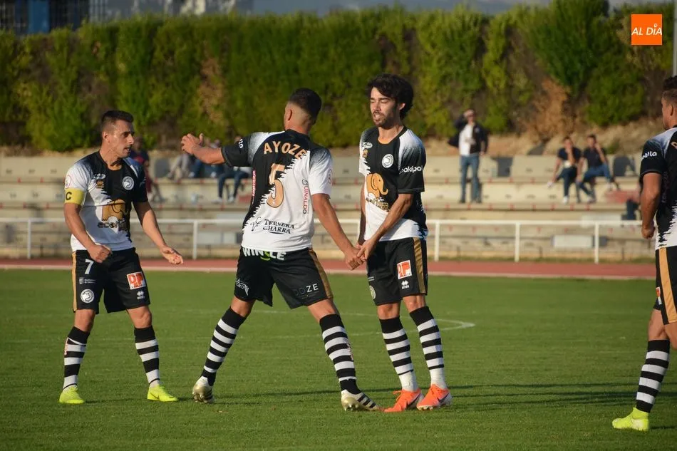 Foto 5 - Ayoze se eleva por encima de todos para salvar a Unionistas del Tudelano (1-1)