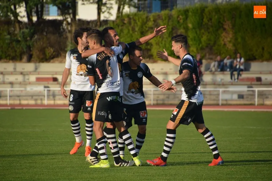 Celebración del gol de Ayoze, que salvó un punto para Unionistas. Foto de Lydia González