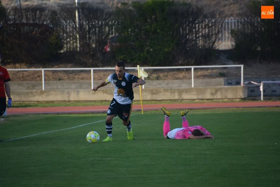 Foto 4 - Ayoze se eleva por encima de todos para salvar a Unionistas del Tudelano (1-1)