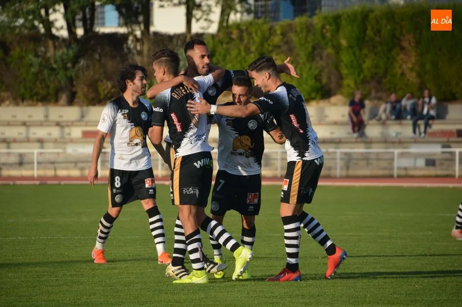 Foto 3 - Ayoze se eleva por encima de todos para salvar a Unionistas del Tudelano (1-1)