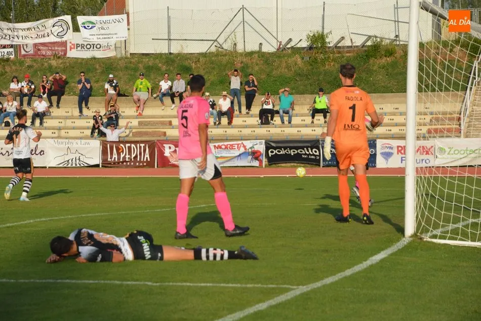 Foto 2 - Ayoze se eleva por encima de todos para salvar a Unionistas del Tudelano (1-1)