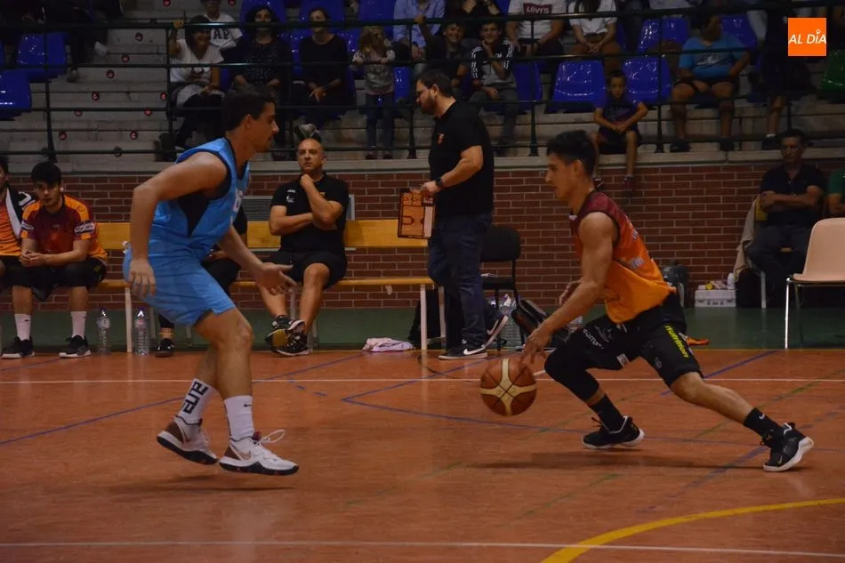 Foto 11 - El Aquimisa Carbajosa sigue de dulce al batir a la UVA (84-71)