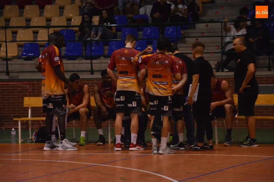 Foto 10 - El Aquimisa Carbajosa sigue de dulce al batir a la UVA (84-71)