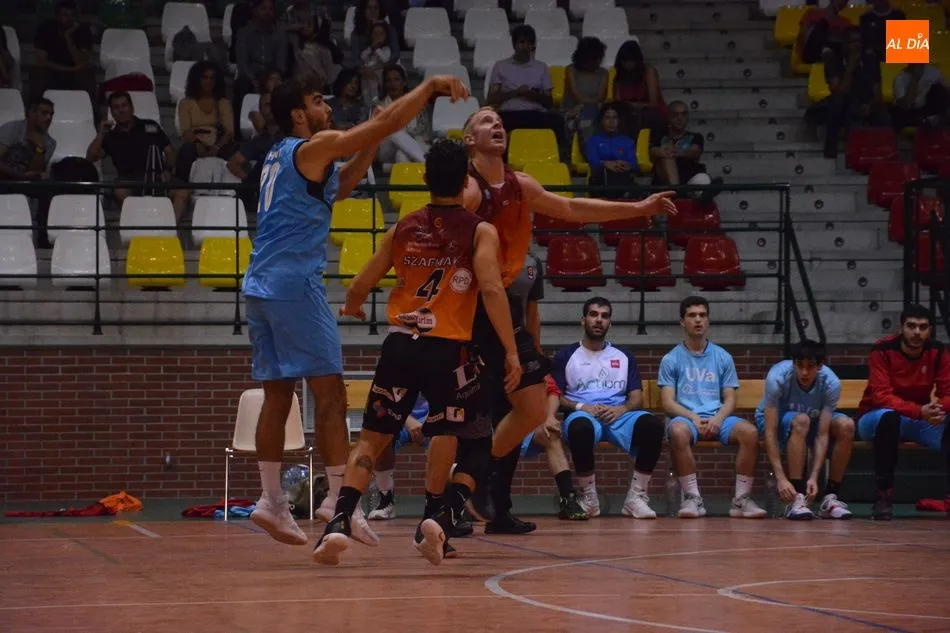 Foto 9 - El Aquimisa Carbajosa sigue de dulce al batir a la UVA (84-71)