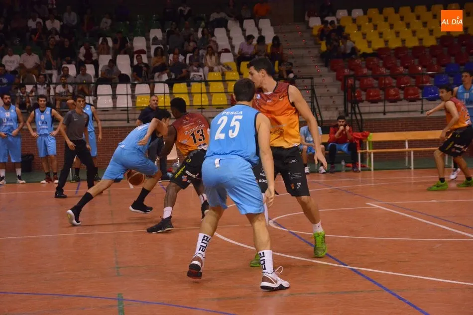 Foto 7 - El Aquimisa Carbajosa sigue de dulce al batir a la UVA (84-71)