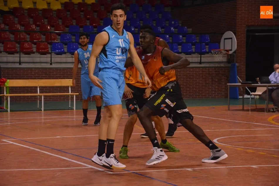 Foto 6 - El Aquimisa Carbajosa sigue de dulce al batir a la UVA (84-71)