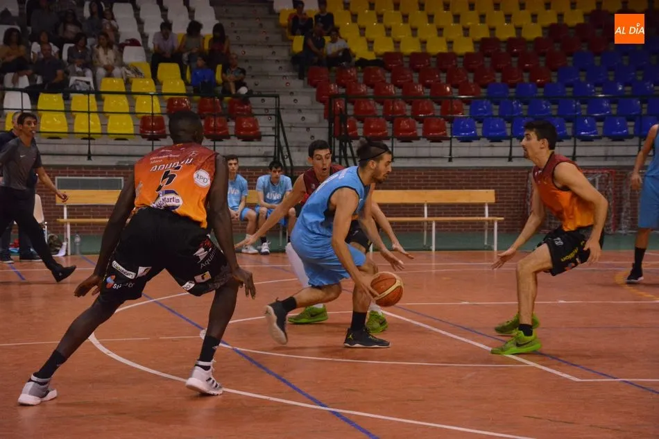 Foto 5 - El Aquimisa Carbajosa sigue de dulce al batir a la UVA (84-71)