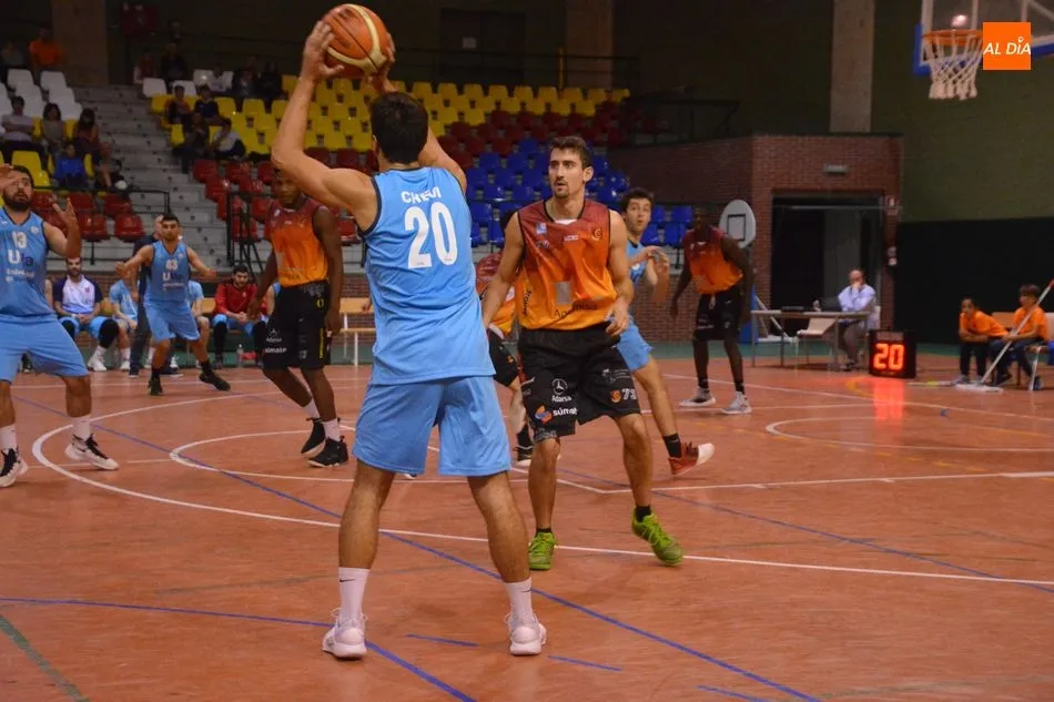 Foto 4 - El Aquimisa Carbajosa sigue de dulce al batir a la UVA (84-71)