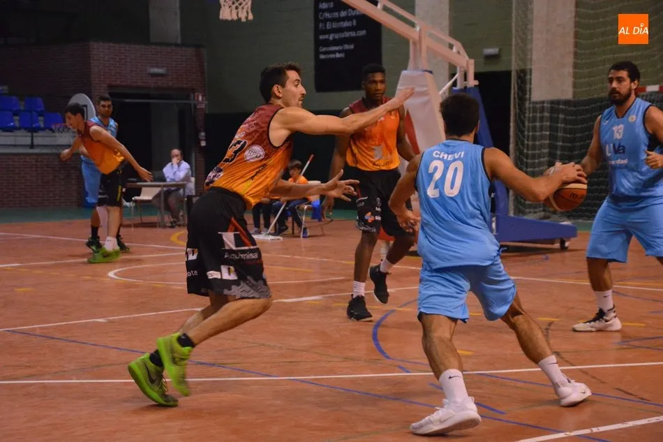 Foto 3 - El Aquimisa Carbajosa sigue de dulce al batir a la UVA (84-71)