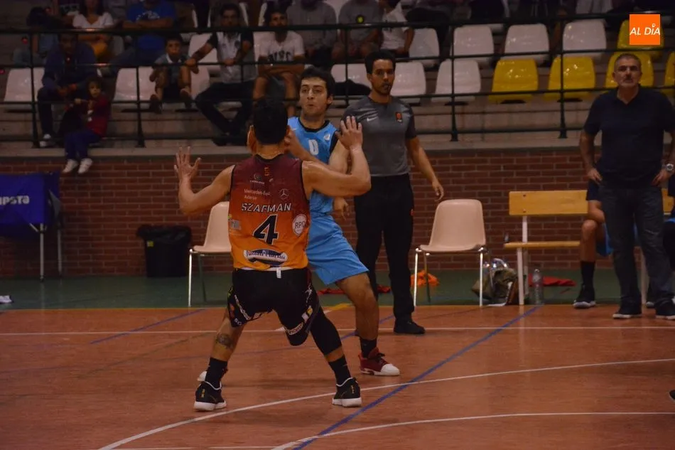 Foto 2 - El Aquimisa Carbajosa sigue de dulce al batir a la UVA (84-71)