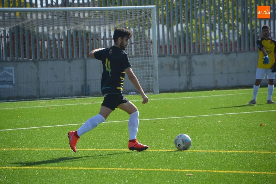 Foto 10 - El B&eacute;jar se da un fest&iacute;n a costa del Navega en el derbi (1-4)