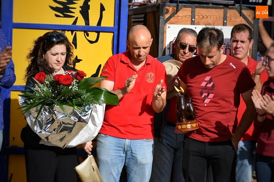 Iván González, junto a la novia y el hermano de Juan Carlos Luengo