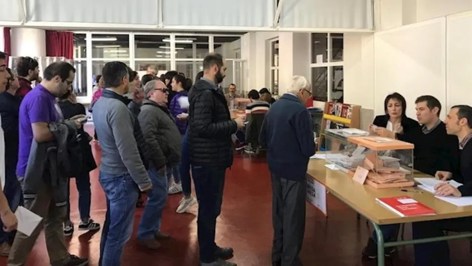 Cada mesa electoral está integrada por un presidente o presidenta, que debe tener el título de Bachiller o el de Formación Profesional de segundo grado o subsidiariamente el de Graduado Escolar o equivalente, y dos vocales