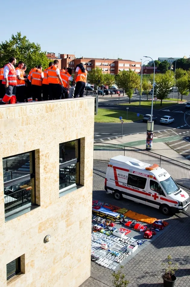 Foto 9 - Cruz Roja Salamanca se suma al reto mundial de los &lsquo;#tetrischallenge&rsquo; con una de sus ambulancias