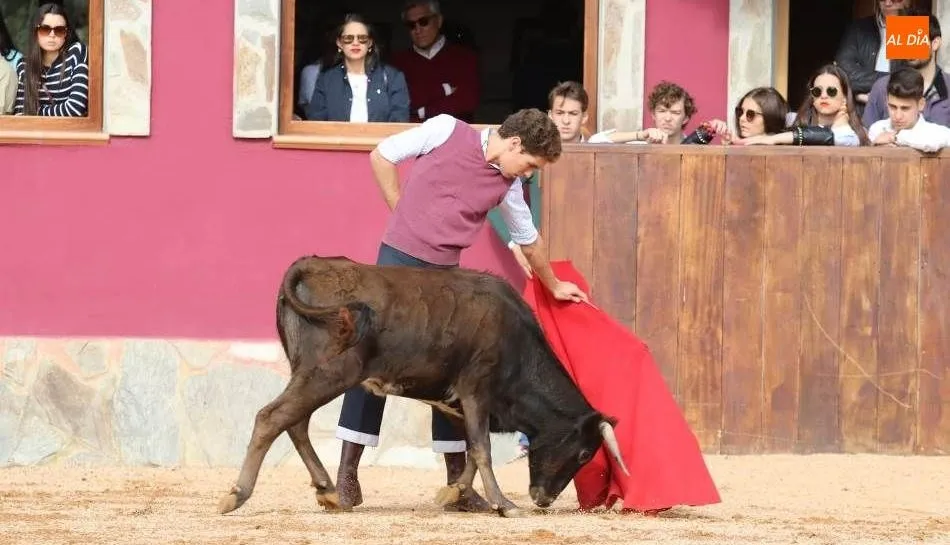 Ginés Marín en la finca de la Campana con los socios de Juventud Taurina de Salamanca. Foto de Miguel Hernández