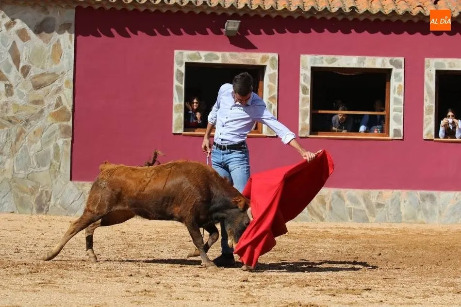 Foto 11 - Gin&eacute;s Mar&iacute;n comparte una jornada de campo con Juventud Taurina de Salamanca