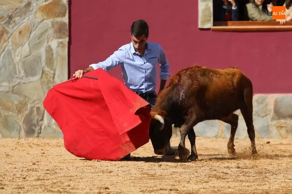 Foto 9 - Gin&eacute;s Mar&iacute;n comparte una jornada de campo con Juventud Taurina de Salamanca