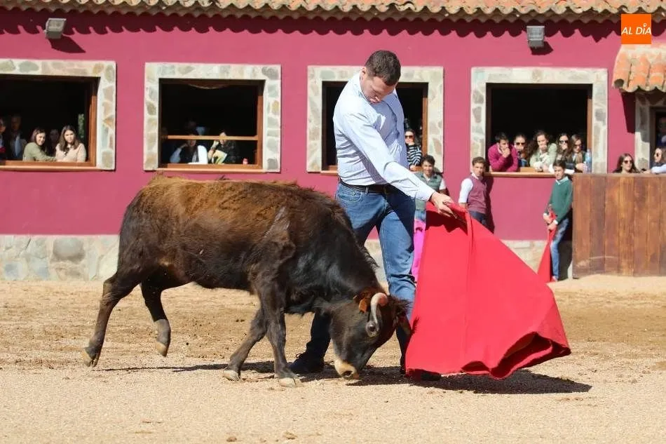 Foto 7 - Gin&eacute;s Mar&iacute;n comparte una jornada de campo con Juventud Taurina de Salamanca