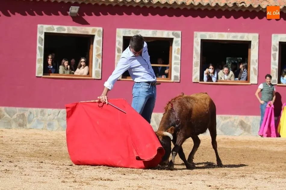 Foto 6 - Gin&eacute;s Mar&iacute;n comparte una jornada de campo con Juventud Taurina de Salamanca