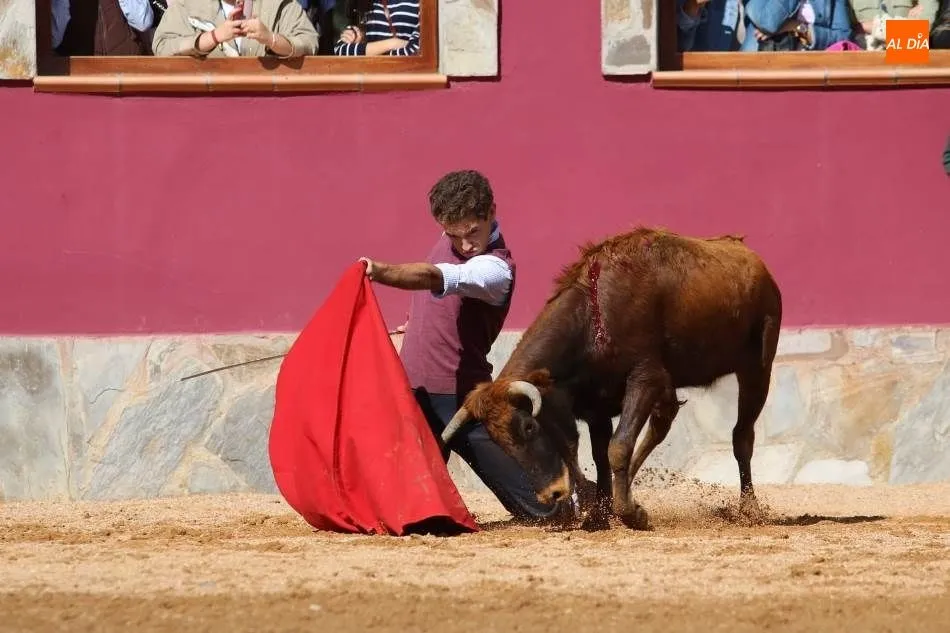 Foto 5 - Gin&eacute;s Mar&iacute;n comparte una jornada de campo con Juventud Taurina de Salamanca