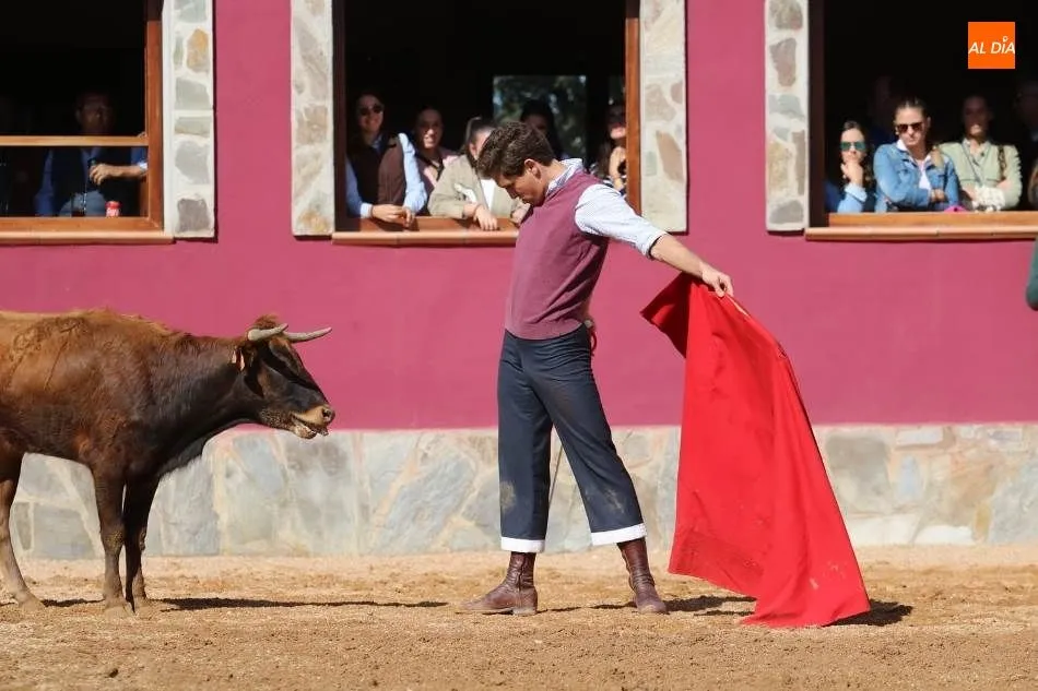 Foto 3 - Gin&eacute;s Mar&iacute;n comparte una jornada de campo con Juventud Taurina de Salamanca