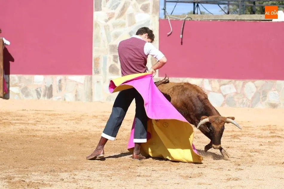 Foto 2 - Gin&eacute;s Mar&iacute;n comparte una jornada de campo con Juventud Taurina de Salamanca