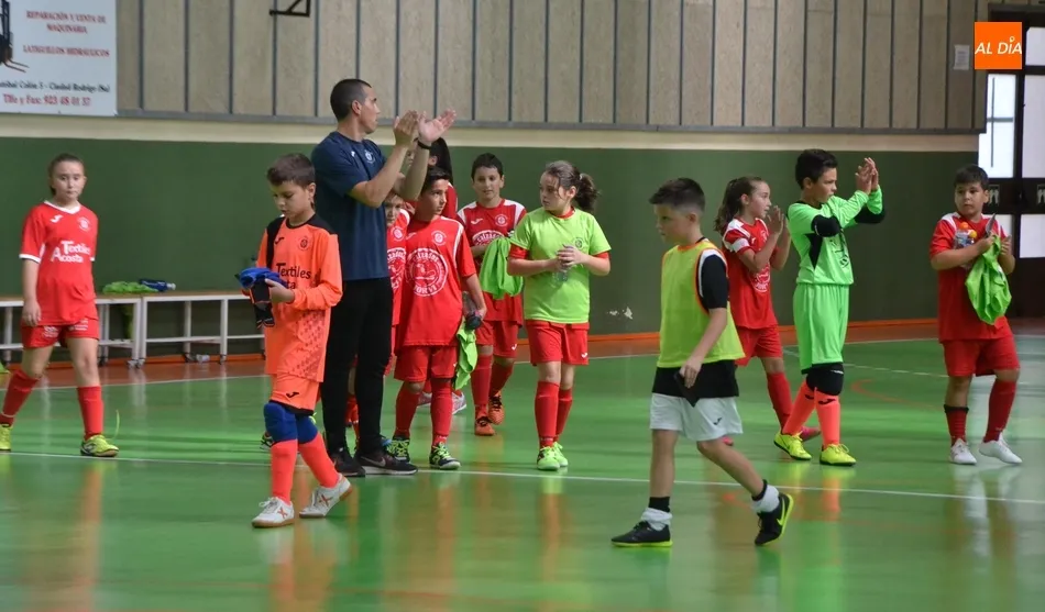 Foto 8 - La formaci&oacute;n A se lleva el intens&iacute;simo primer derby federado de los alevines del III Columnas  