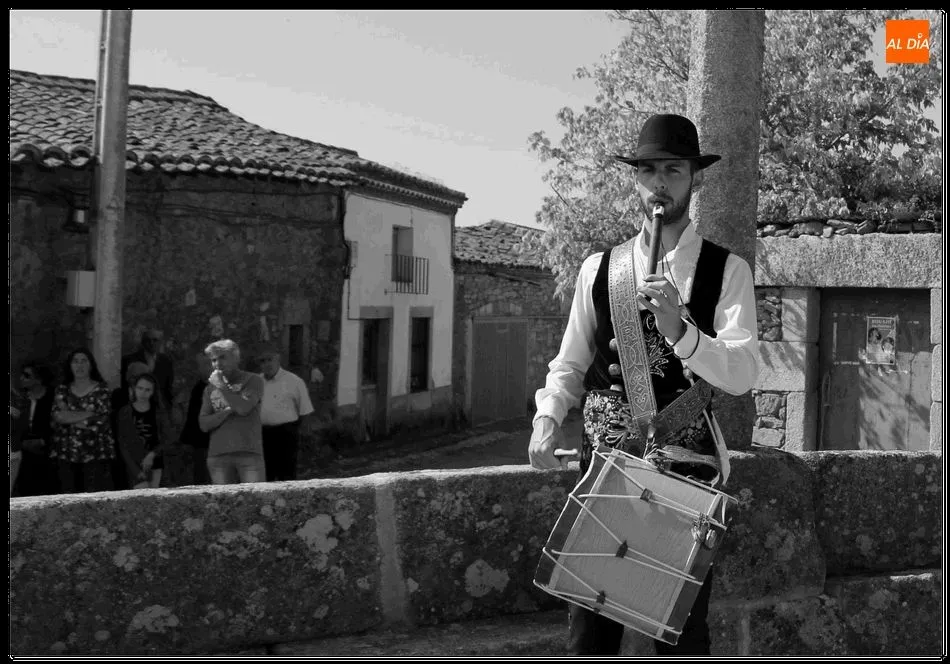 Foto 8 - Las Madrinas de Bogajo acompa&ntilde;an al Ni&ntilde;o Jes&uacute;s en la procesi&oacute;n hasta la iglesia  