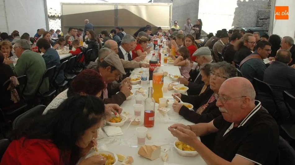 En torno a 300 personas dieron cuenta de la paella
