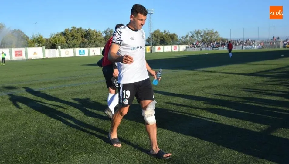 Uxío da Pena, delantero del Salamanca, con hielo en la rodilla lesionada. Foto de Lydia González